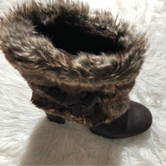 BEARPAW NWT NIB Fuzzy brown boots with bows on side and heels size 9 classic Ugg - Picture 4 of 6